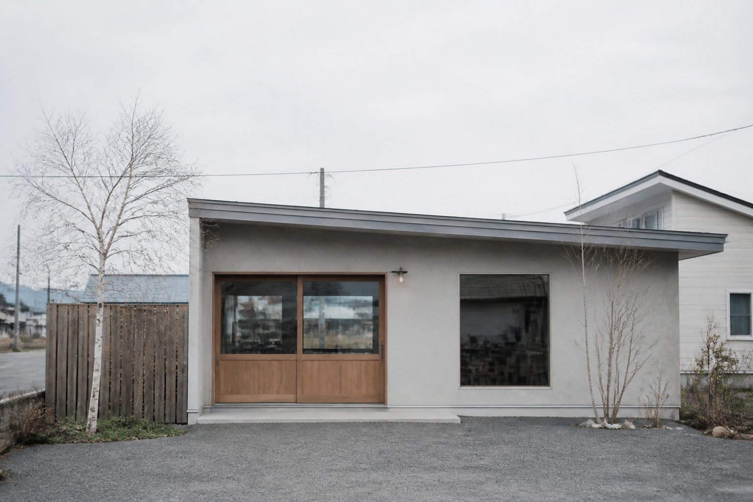 住宅街に建つ平屋の店の外観と、前の駐車スペース（掲載イメージ）