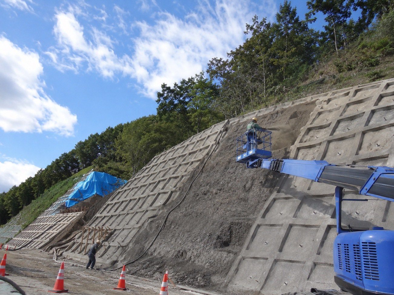 法面補修工事の現場（イメージ）