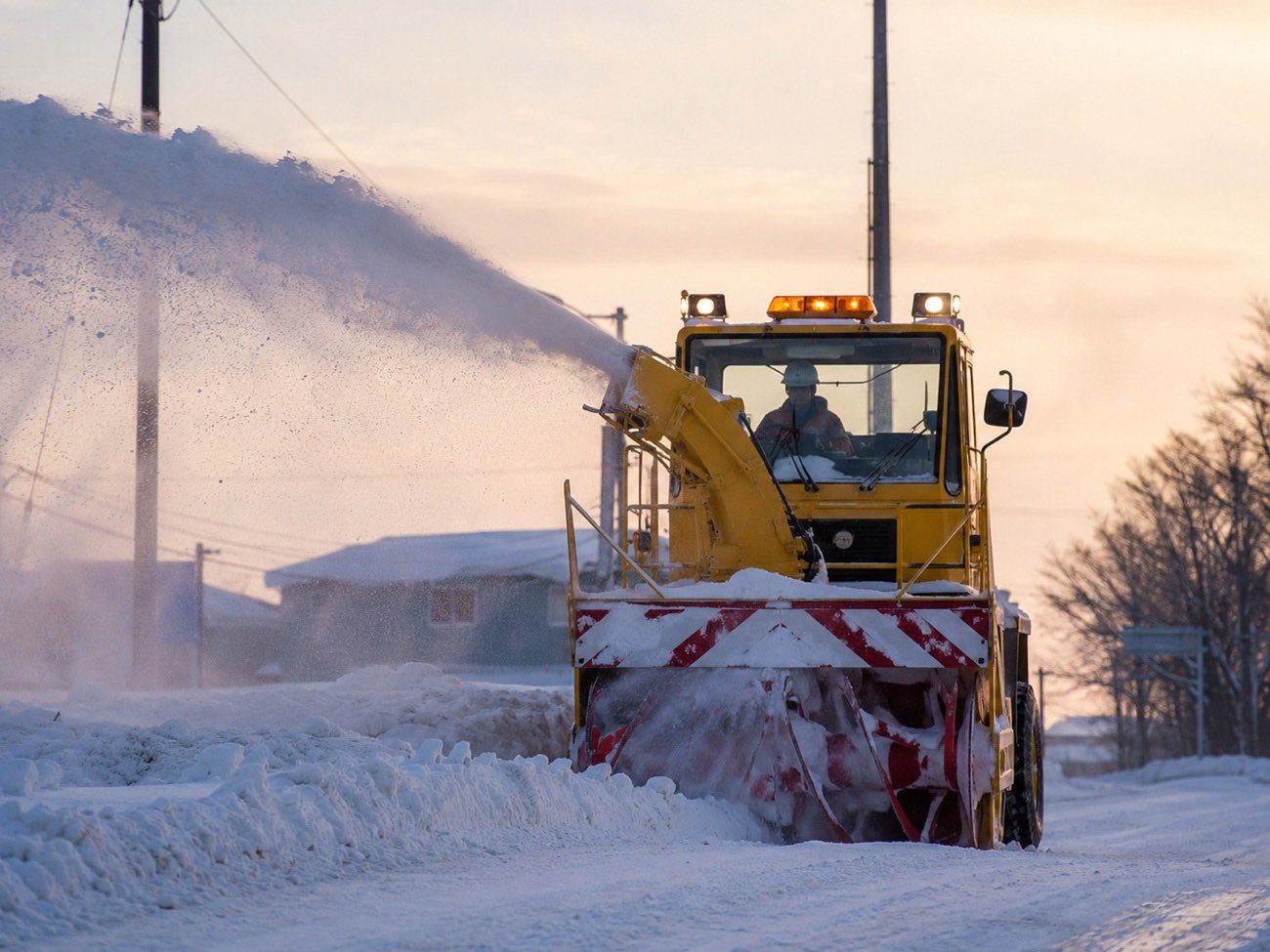 除雪車が朝の道路を除雪する様子（イメージ）
