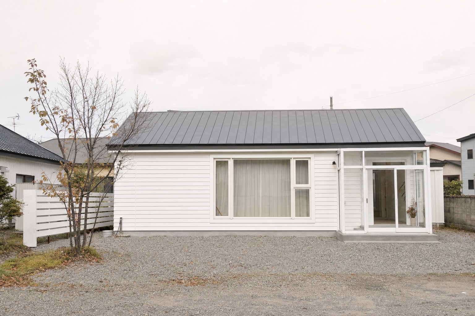 住宅街に建つ平屋の外観と、前の駐車スペース（掲載イメージ）