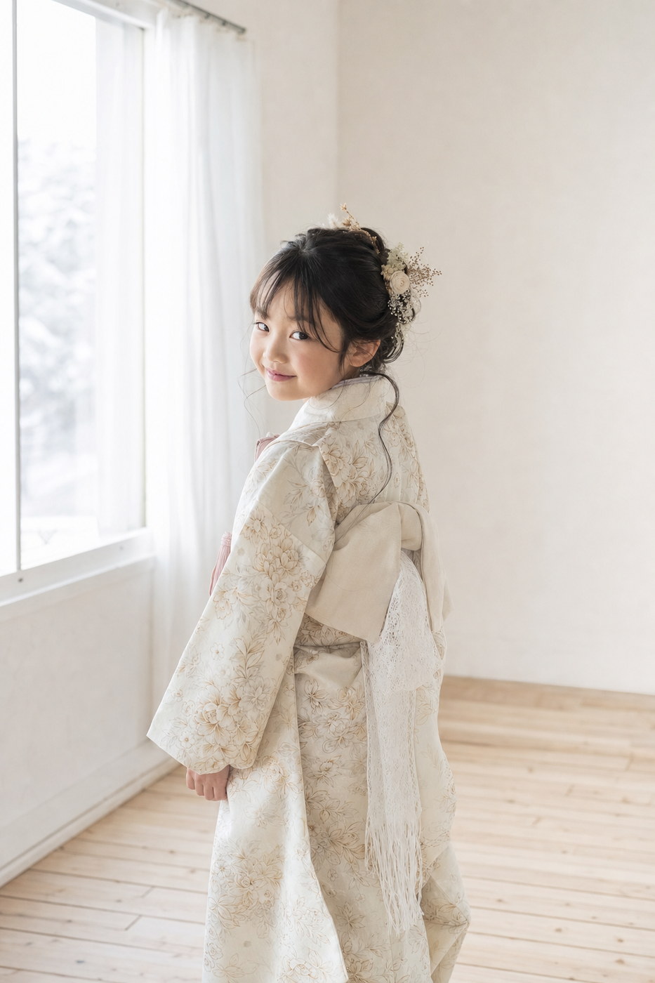 着物姿で肩越しに振り返る女の子（掲載イメージ）