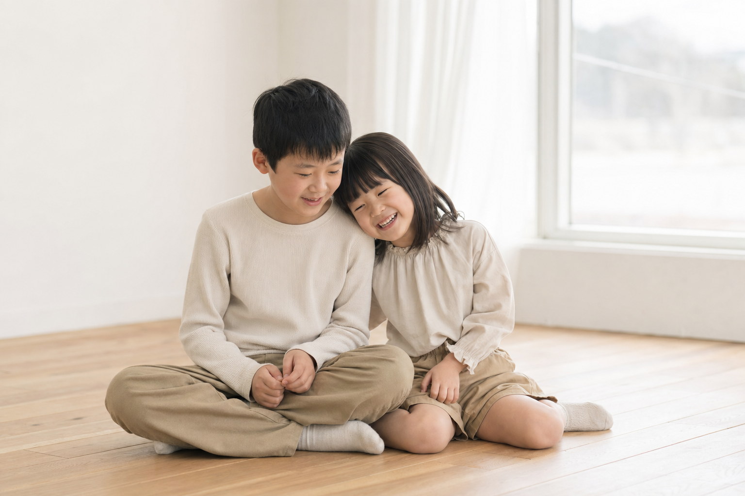 並んで座り兄にもたれる妹(掲載イメージ)