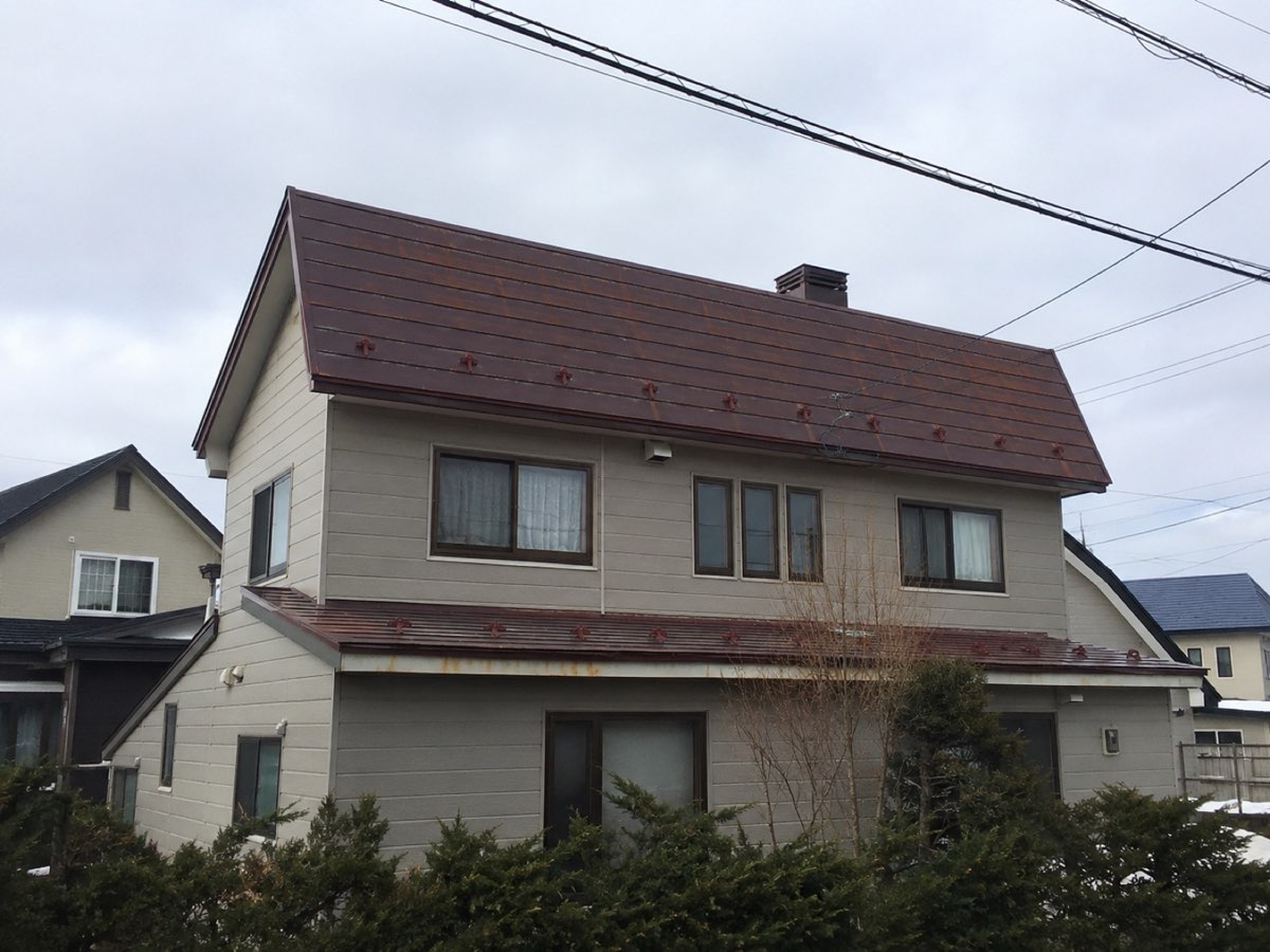 さびの出た金属屋根の住宅（工事の前）