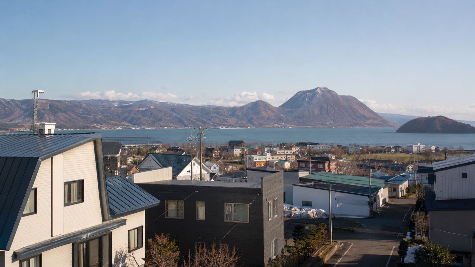 高台から見た西胆振の町並みと噴火湾、遠くに山並み