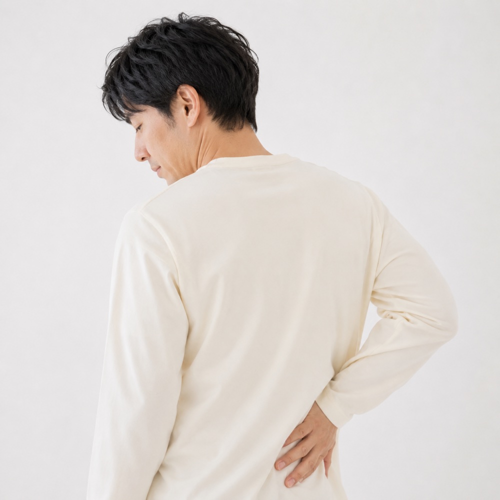 腰に手を当てる男性
