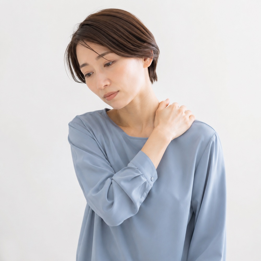 肩のつらさを感じている女性